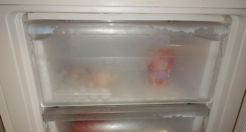 Морозилка тает сама, пока вы пьёте кофе: проверенная хитрость, которую используют хозяйки-профи