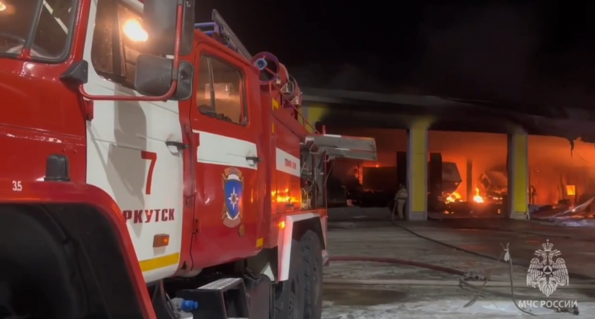 Крупный пожар на улице Полярной в Иркутске ликвидирован силами МЧС