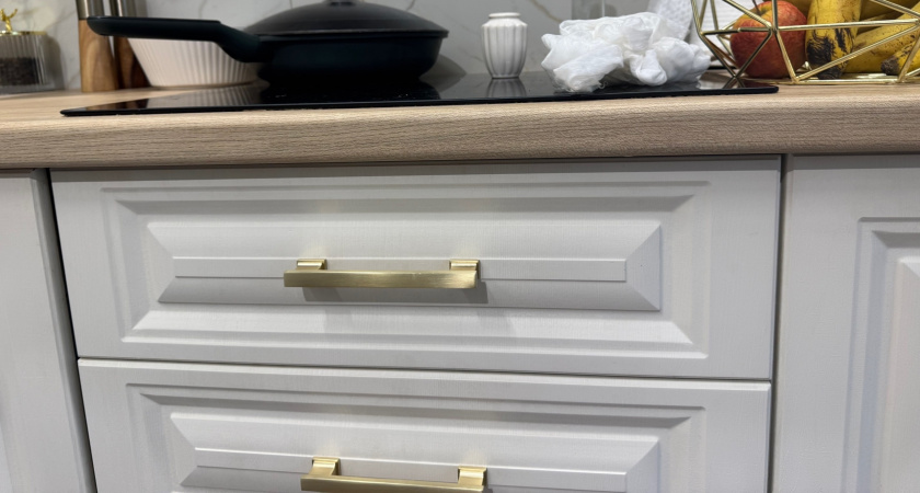 Мои окрашенные шкафы начали липнуть — и я нашла простой метод вернуть им идеальный вид за пару минут