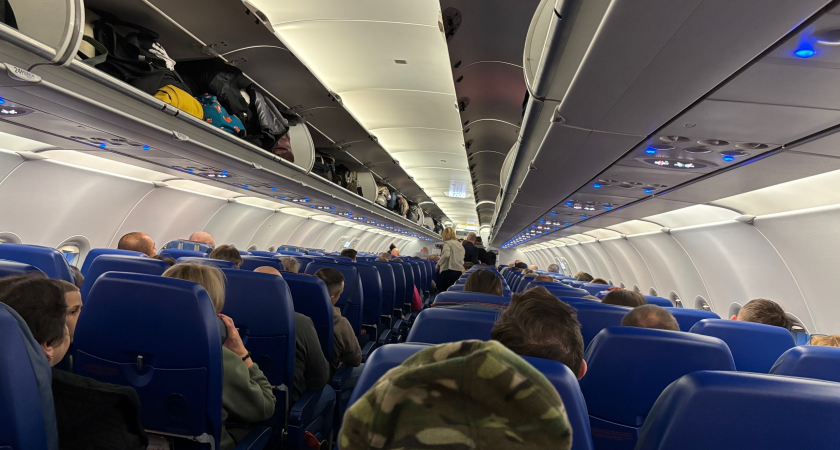 Буйный пассажир сорвал рейс Иркутск-Санкт-Петербург: дебош закончился полицией