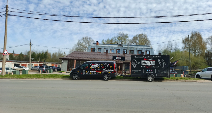 Инспектор ГАИ тормозит под знаком «Остановка запрещена»: что на самом деле должен сделать водитель?