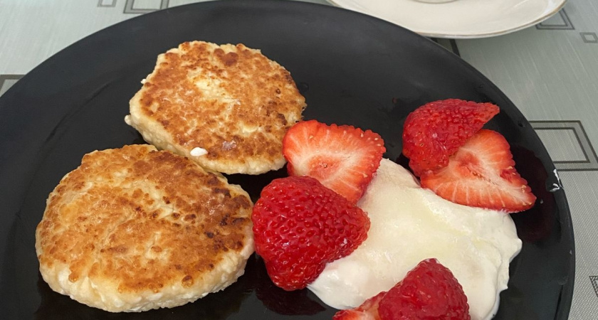 Балую семью на завтрак пышными оладьями: 3 кухонные добавки для пухового теста - золотые оладушки "растут" сами на сковороде