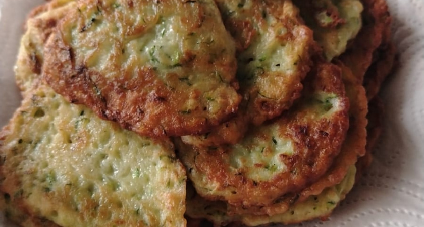 У нас тыква не залеживается, просто смешиваю ее с кефиром: получается гора вкуснейших оладьев на завтрак