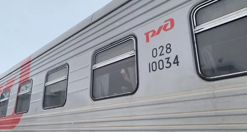 Грузовой поезд протаранил легковушку на переезде в Иркутской области