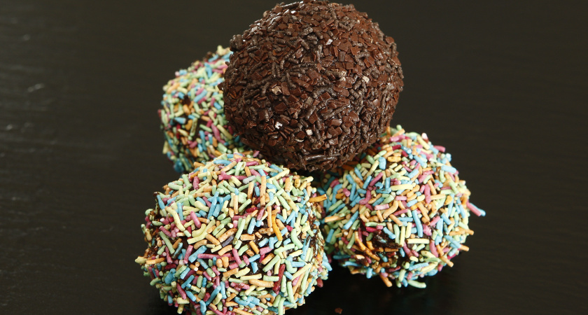 Пирожное “Картошка” за 10 минут по бабушкиному рецепту: ностальгия по СССР в каждом шарике — без духовки и яиц