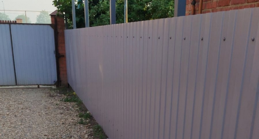 Откажитесь от задумки с забором из профлиста: есть более красивое и надежное решение отгородиться от соседей и создать приватность