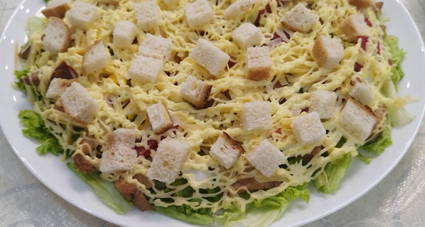 Шикарный салат "Конь-огонь" вместо обычных "Оливье" и "Шубы": минимум продуктов, максимум вкуса