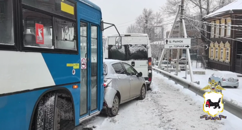 Массовое ДТП в центре Иркутска: на спуске у "Карамели" столкнулись девять автомобилей, включая три автобуса