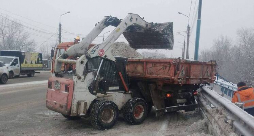 В Иркутске усилили работы по обработке дорог против гололёда