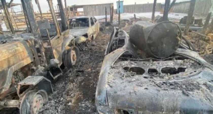 Пожарные предотвратили распространение огня при возгорании гаража в Иркутской области