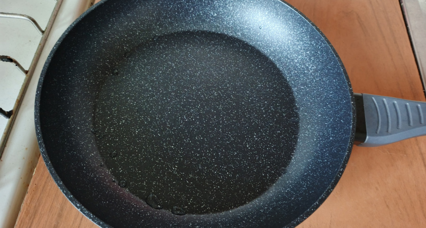 1 стакан на 10-летнюю сковороду — она снова как с магазина: прощаемся с маслом при жарке