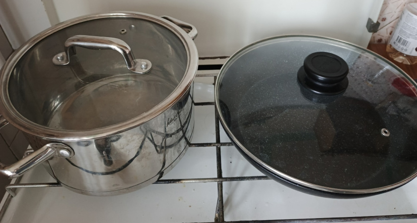 Посуда сверкает как новая: ресторанный способ мыть жирные сковородки без химии