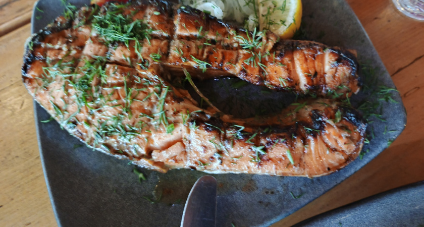 С виду скумбрия, а на вкус вкуснее семги. Простой трюк с горчицей превращает недорогую рыбку в настоящий деликатес