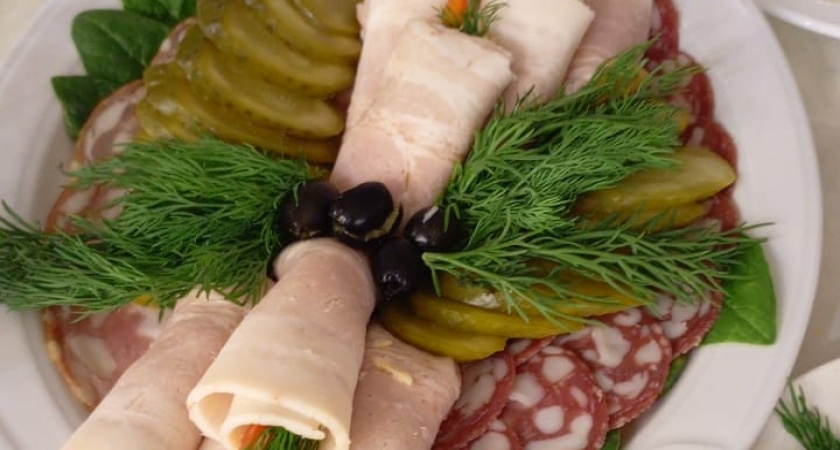 Много лет работаю в химлаборатории: рассказываю из чего делают сырокопченые колбасы - вот что кладут в премиум-деликатес