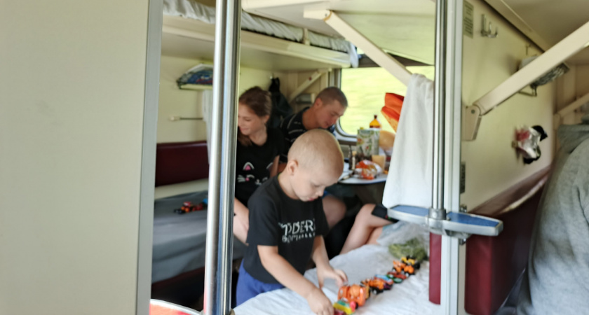 Выкупила нам с ребенком все купе, а проводница взяла и посадила к нам трех вахтовиков - это что за новые правила от РЖД