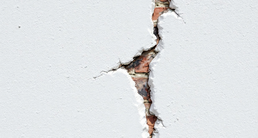 Как заделать трещину в стене: простой метод для любого размера
