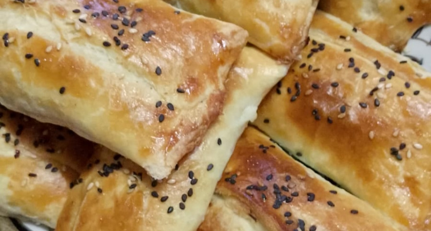 Целый противень выпечки из пачки теста и бананов: 2 продукта, а накормить можно всю семью