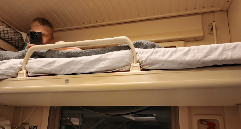 Парень из плацкарта отказался поднимать женщине чемодан, но потом позже объяснился