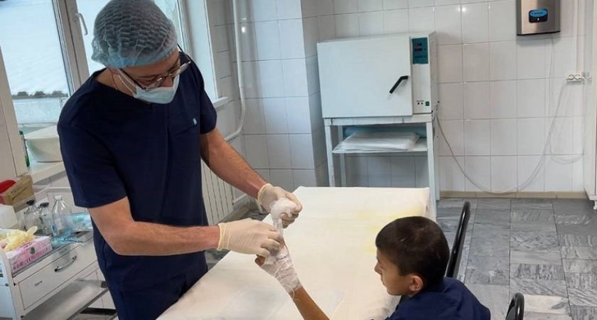 В Иркутске врачи провели ювелирную операцию по спасению пальца школьника