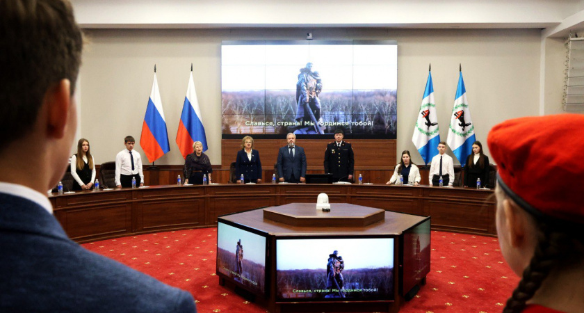 В Правительстве Иркутской области вручили первые паспорта отличившимся школьникам