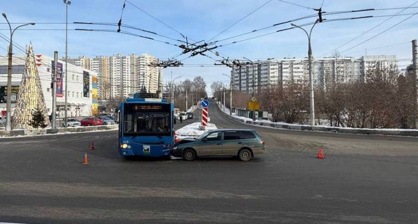 В Иркутске сотрудники ГИБДД выясняют причины аварии с троллейбусом