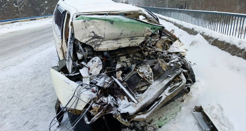 В Иркутской области столкнулись два большегруза и легковой автомобиль