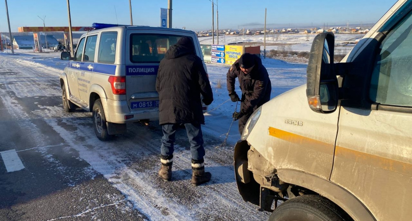 В Иркутской области на трассе в лютый мороз полицейские пришли на помощь водителю-дальнобойщику
