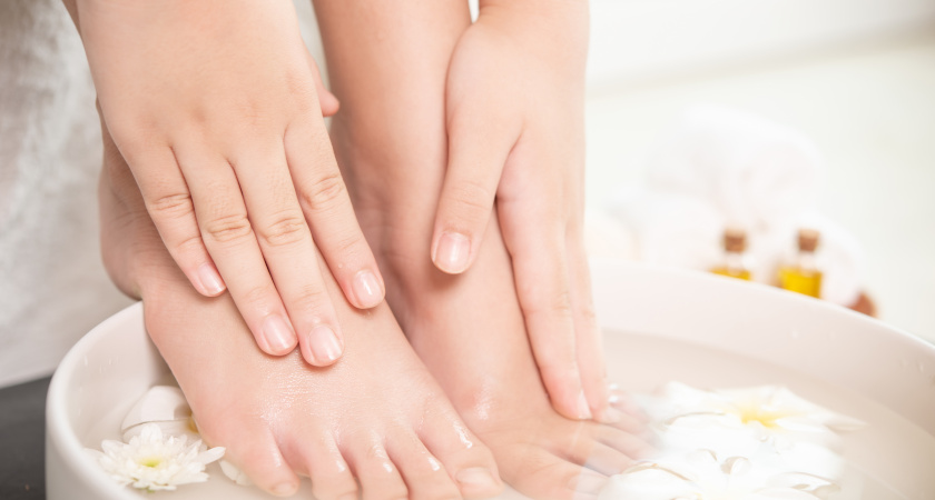 1 ложка на 3 литра воды и пятки будут такими нежными, чем у младенцев: эффективный способ домашнего ухода за ногами