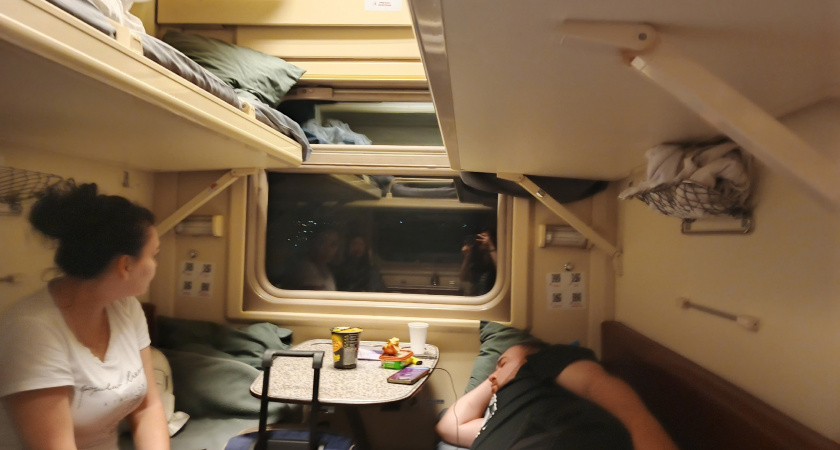 Борьба за нижние полки в поезде не заканчивается. Мамочки придумали хитрый способ заставить пассажира уступить полку снизу