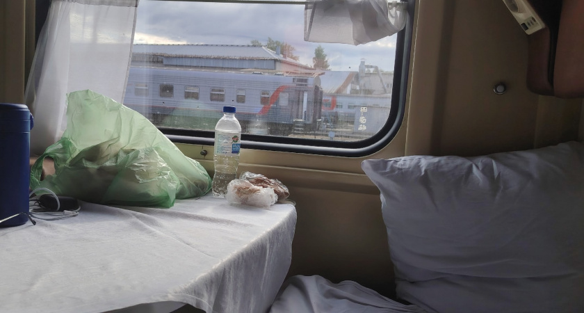 Выкупил всё купе, пошел поесть, а когда вернулся, там уже сидели мама с сыном