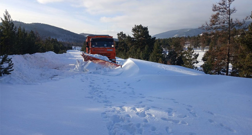 На Байкале спецтехника ликвидирует последствия мощной метели, парализовавшей дороги