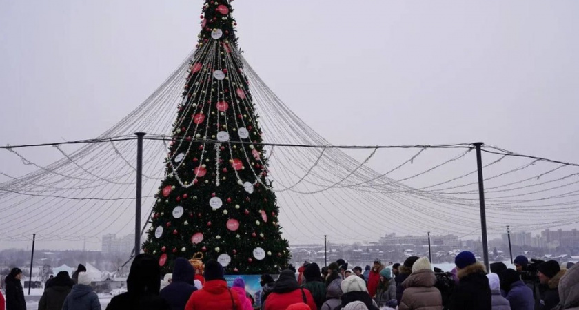 На бульваре Гагарина в Иркутске установили 16-метровую новогоднюю ель