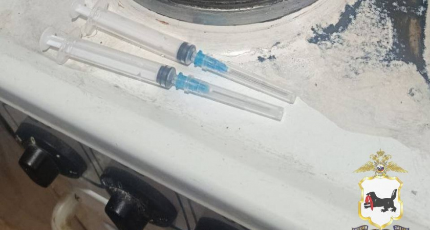 В Иркутской области полицейские ликвидировали наркопритон в квартире