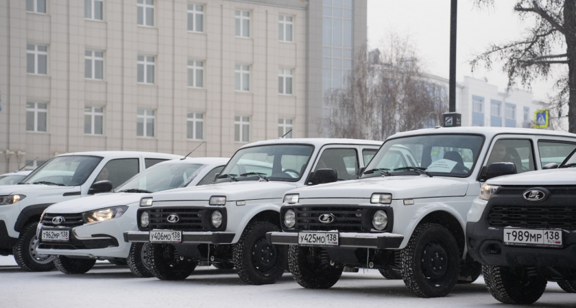 В Приангарье укрепили парк транспорта для медиков: ключи от 28 автомобилей переданы больницам