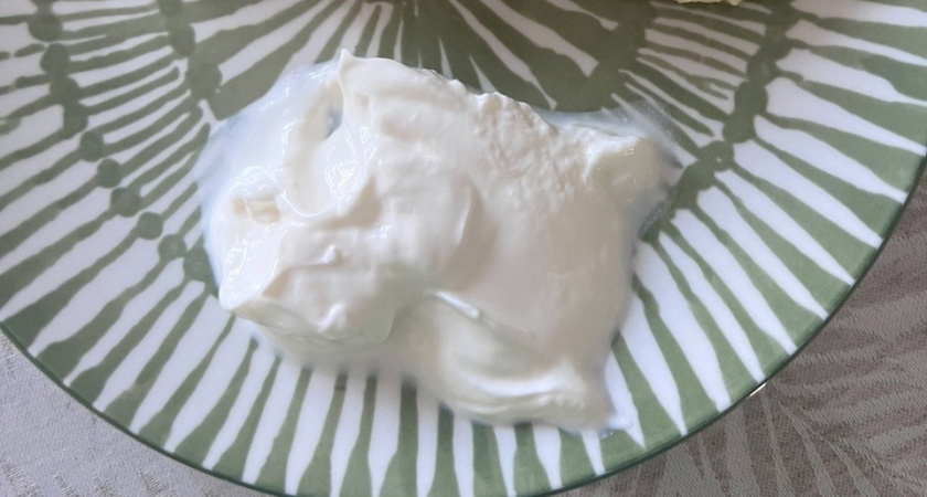 В магазине больше не подхожу к полкам со сметаной: сразу понял, что с ней не так, когда изучил состав — теперь готовлю домашнюю за 5 минут