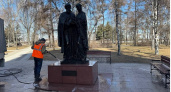 В Иркутске начали мыть скульптуры и арт-объекты после зимы