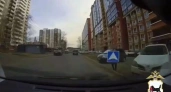 В Иркутске мальчик поднял поваленный ветром дорожный знак и стал героем соцсетей