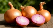До 31 мая луку — обязательно: 350 г на 1 кв. метр — и луковицы станут размером с арбуз, сочными и вкусными 