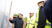 Губернатор Иркутской области осматривает строительство моста в Бодайбо