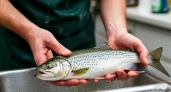 Не нож и не скребок: Как мастера чистят рыбу от чешуи за считанные секунды — научитесь этому раз и навсегда