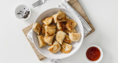 Смешиваю стакан кефира и фарш: на выходе получается гора вкуснейших ленивых беляшей
