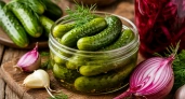 Маринованные огурцы — это вчерашний день. Сегодня в тренде квашеные: с чесноком, буряком и ярким, винным рассолом