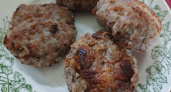 Не хлебный мякиш и не сало: вот что бросаю в фарш для сочности и вкуса - котлеты получаются "пуховыми" и нежными