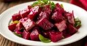 Не знаю в чем его магия, но он улетает со стола первым: простой салат из свёклы с сельдью — когда надоели тонны майонеза