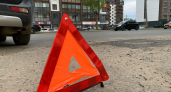 В Иркутске опрокинулся прицеп лесовоза, движение оказалось затруднено