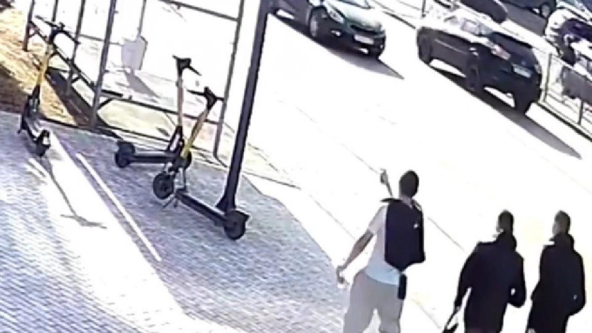 В Иркутске разыскивают парней, разбивших остановку выстрелом