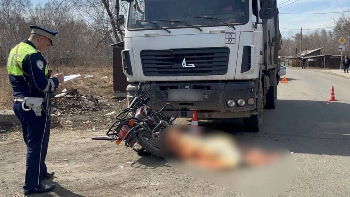 В Иркутске мотоциклист насмерть врезался в грузовик
