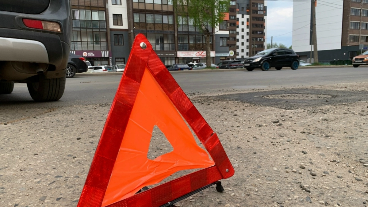 В Иркутске опрокинулся прицеп лесовоза, движение оказалось затруднено