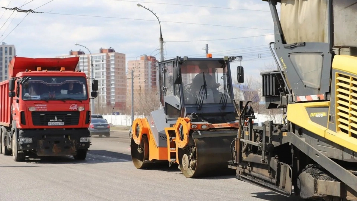 В Иркутске начали укладку нижнего слоя асфальта на улице Ширямова