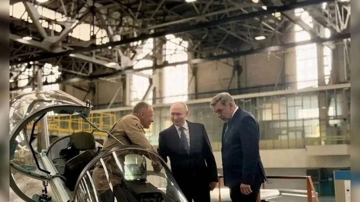 Владимир Путин ознакомился с работой Иркутского авиазавода и обсудил вопросы развития региона